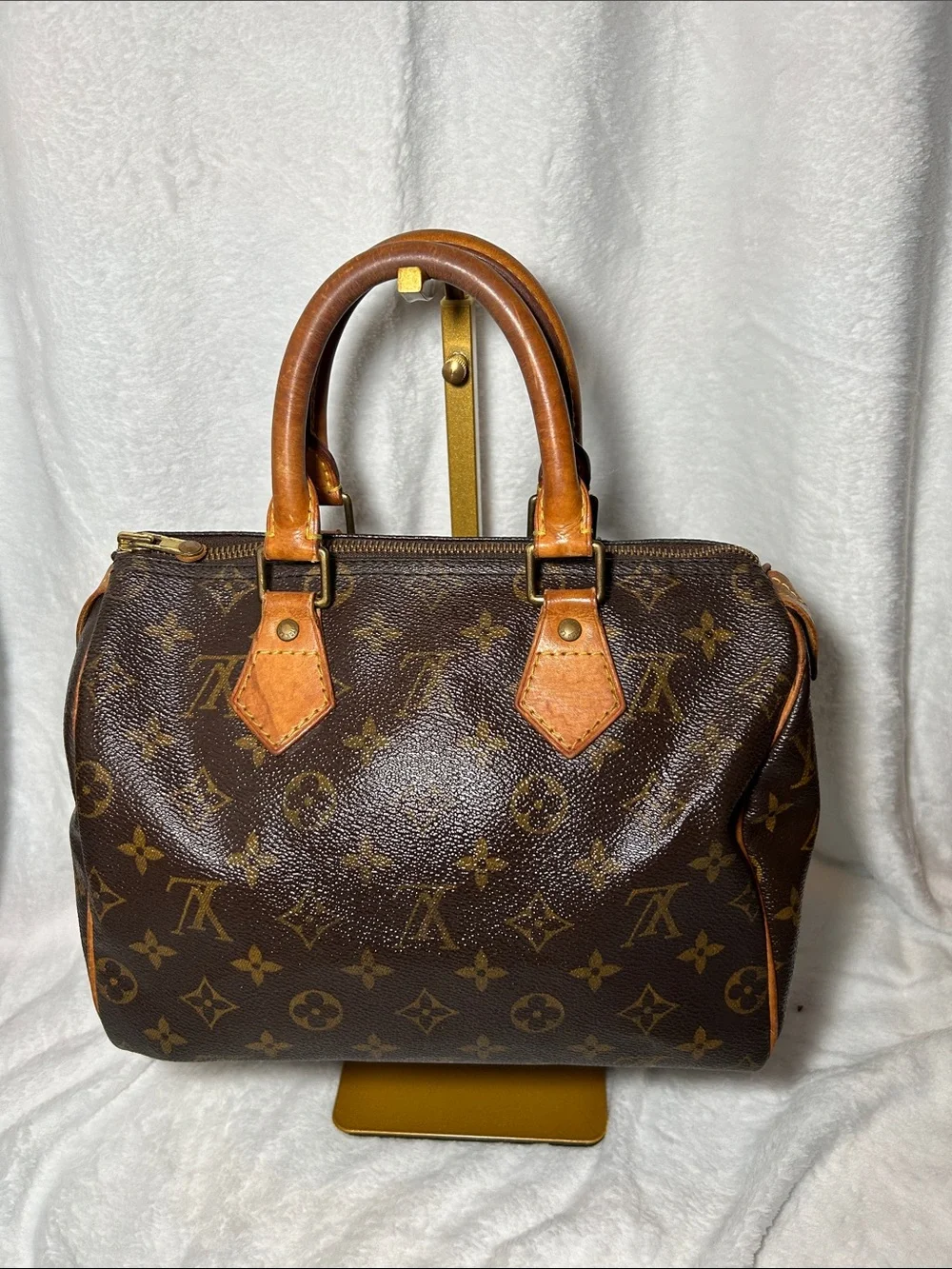 420. Louis Vuitton Monogram Speedy 25 w/coa